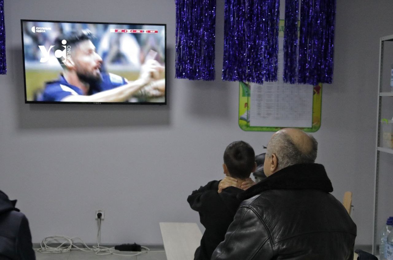 Одеські вболівальники прийшли дивитися фінал чемпіонату світу до найбільшого «пункту незламності» (фото) «фото»