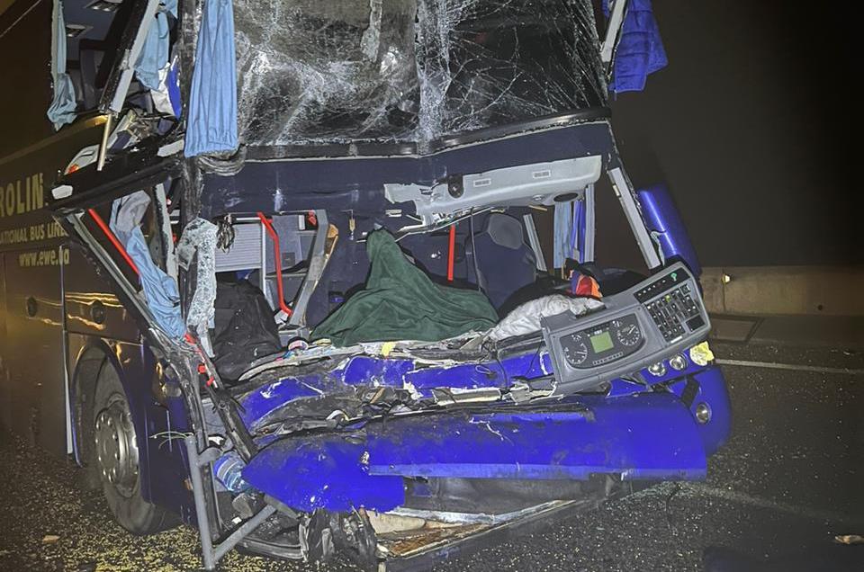 На трасі Київ-Одеса автобус зіткнувся з вантажівкою: двоє загинули, четверо постраждали (фото) «фото»