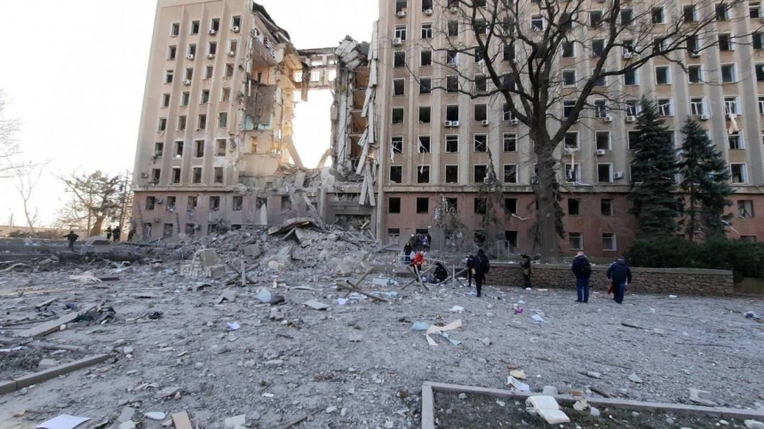 Кім пообіцяв, що зруйновану через російський обстріл будівлю Миколаївської ОВА знесуть «фото»