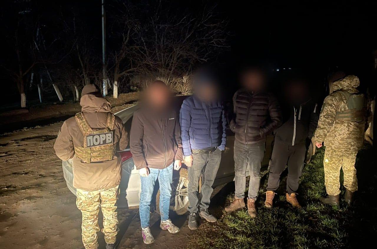 Шість тисяч доларів за перетин кордону: на Одещині затримали «ухилянтів» та організатора виїзду usionline.com Шість тисяч доларів за перетин кордону: на Одещині затримали «ухилянтів» та організатора виїзду «фото»