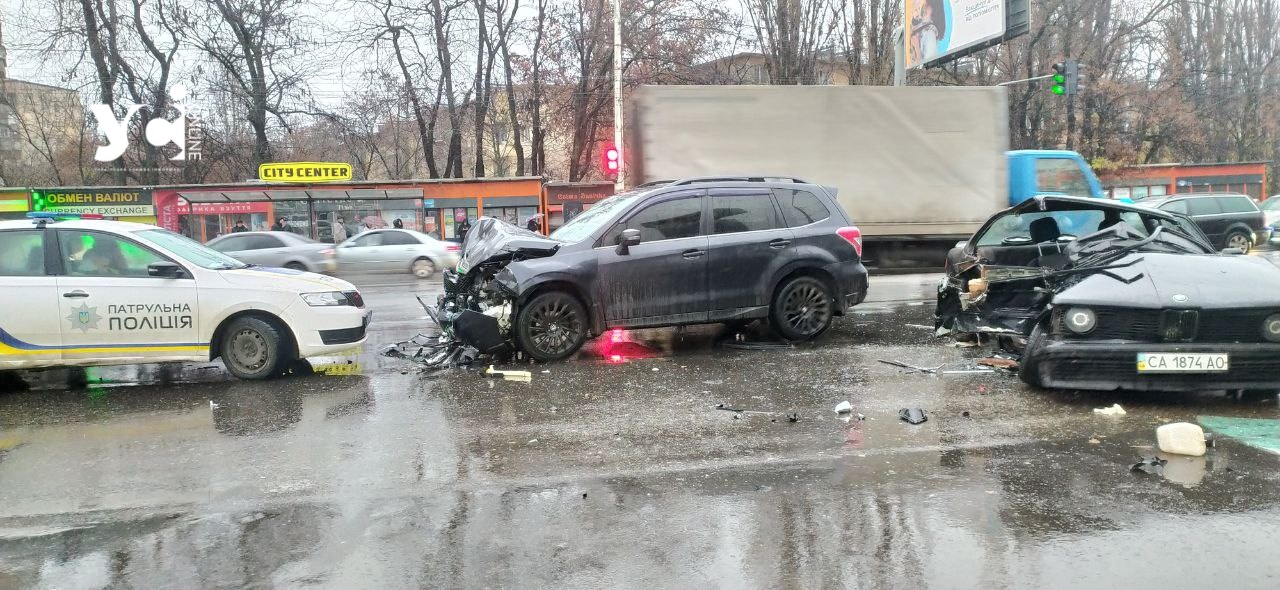 Жахлива ДТП в Одесі: водія довелося діставати з автівки (фото) «фото»