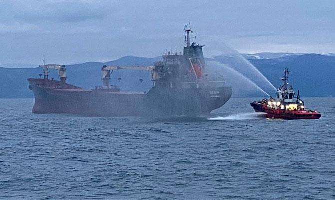 У Чорному морі на судні спалахнула пожежа: є загиблий (фото) usionline.com У Чорному морі на судні спалахнула пожежа: є загиблий (фото) «фото»