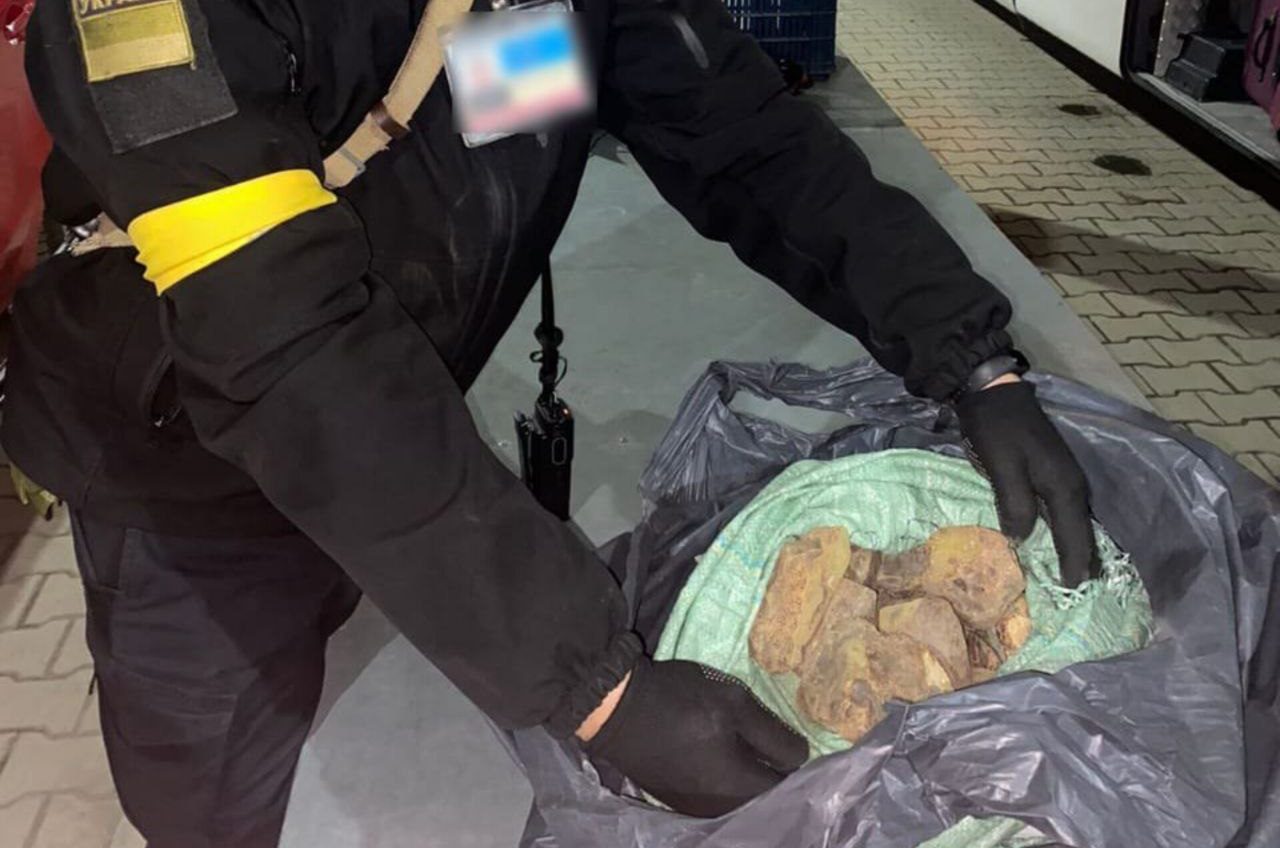 З Одещини намагались вивезти майже 20 кг коштовного каміння (фото) usionline.com З Одещини намагались вивезти майже 20 кг коштовного каміння (фото) «фото»