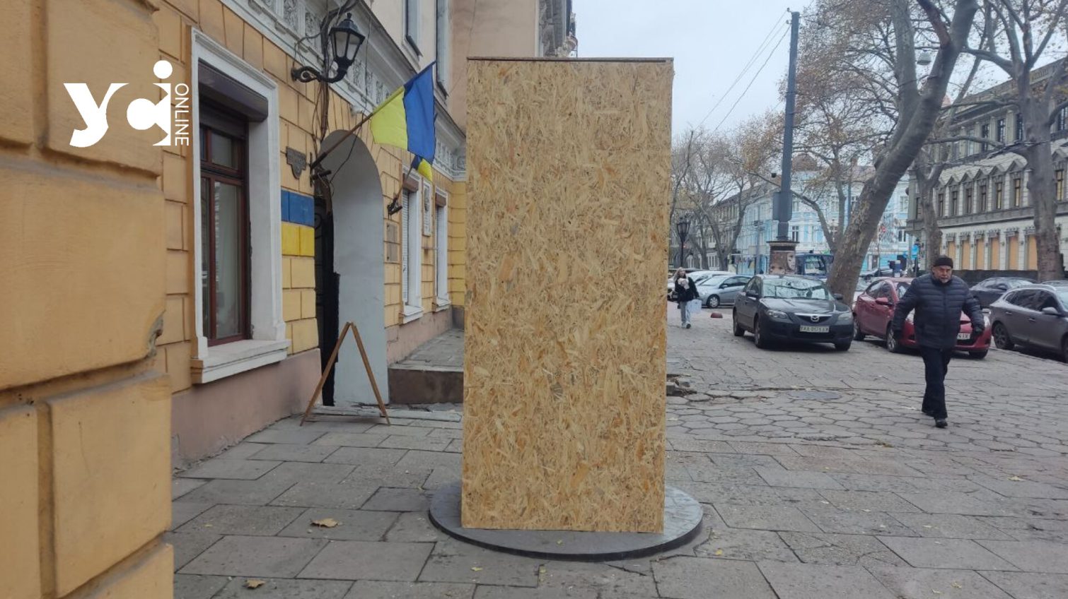 Скульптуру Пушкіна в Одесі обнесли дерев’яним парканом (фото) «фото»
