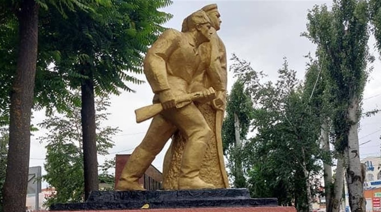 Під Одесою демонтують пам’ятник радянському командиру «фото»