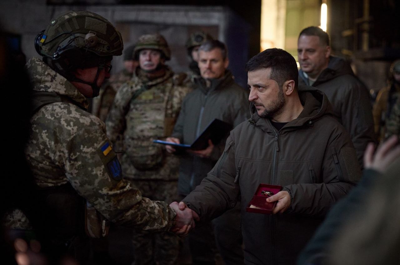 Зеленський відвідав Бахмут та нагородив українських захисників (фото) «фото»