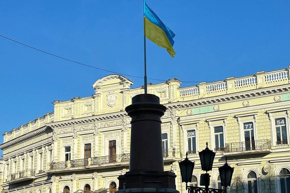 На місці пам’ятника Катерині в Одесі встановили прапор України «фото»