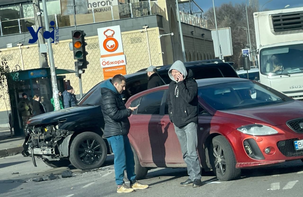 На 7-ї Фонтану аварія: дві полоси руху перекрито (фото) usionline.com На 7-ї Фонтану аварія: дві полоси руху перекрито (фото) «фото»