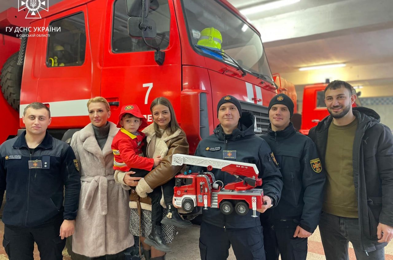 Одеські рятувальники влаштували день народження хлопчику в пожежній частині (фото) «фото»