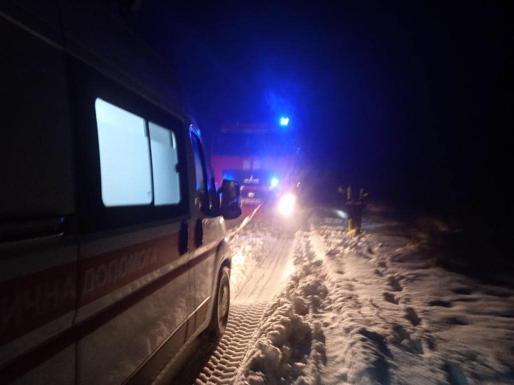 Рятувальники Одещини вилучили зі снігового замету «швидку» та деблокували постраждалу водійку «фото»