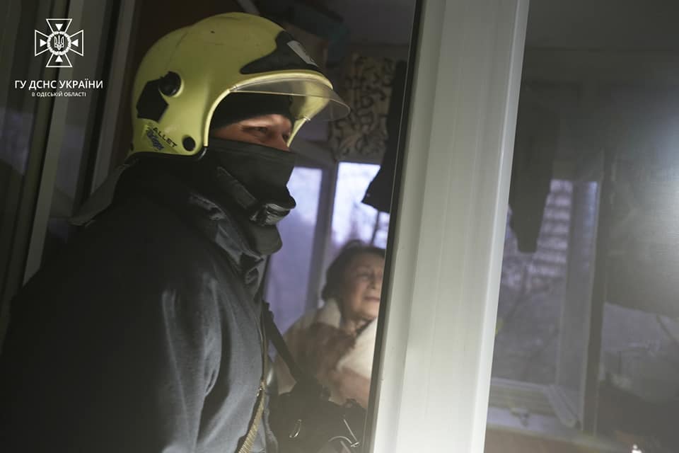 В Одесі палала квартира у 9-поверхівці – врятували жінку (фото) «фото»