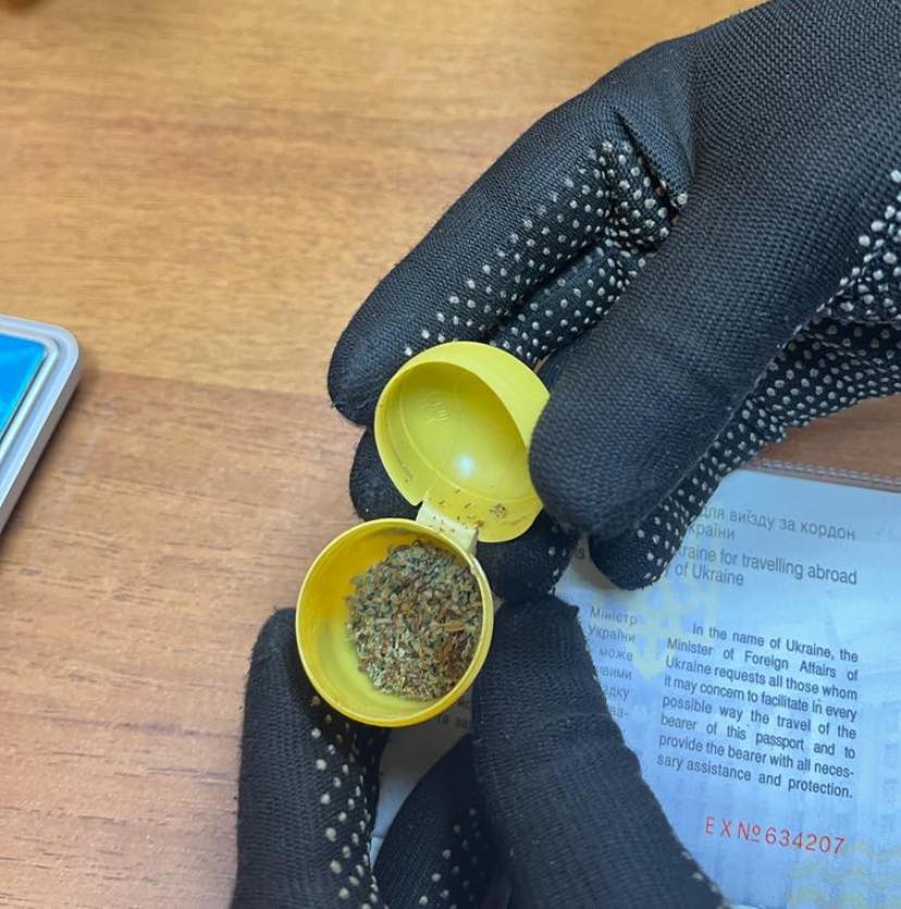 В Одеській області митники знайшли наркотики в кіндер-сюрпризах (фото) «фото»