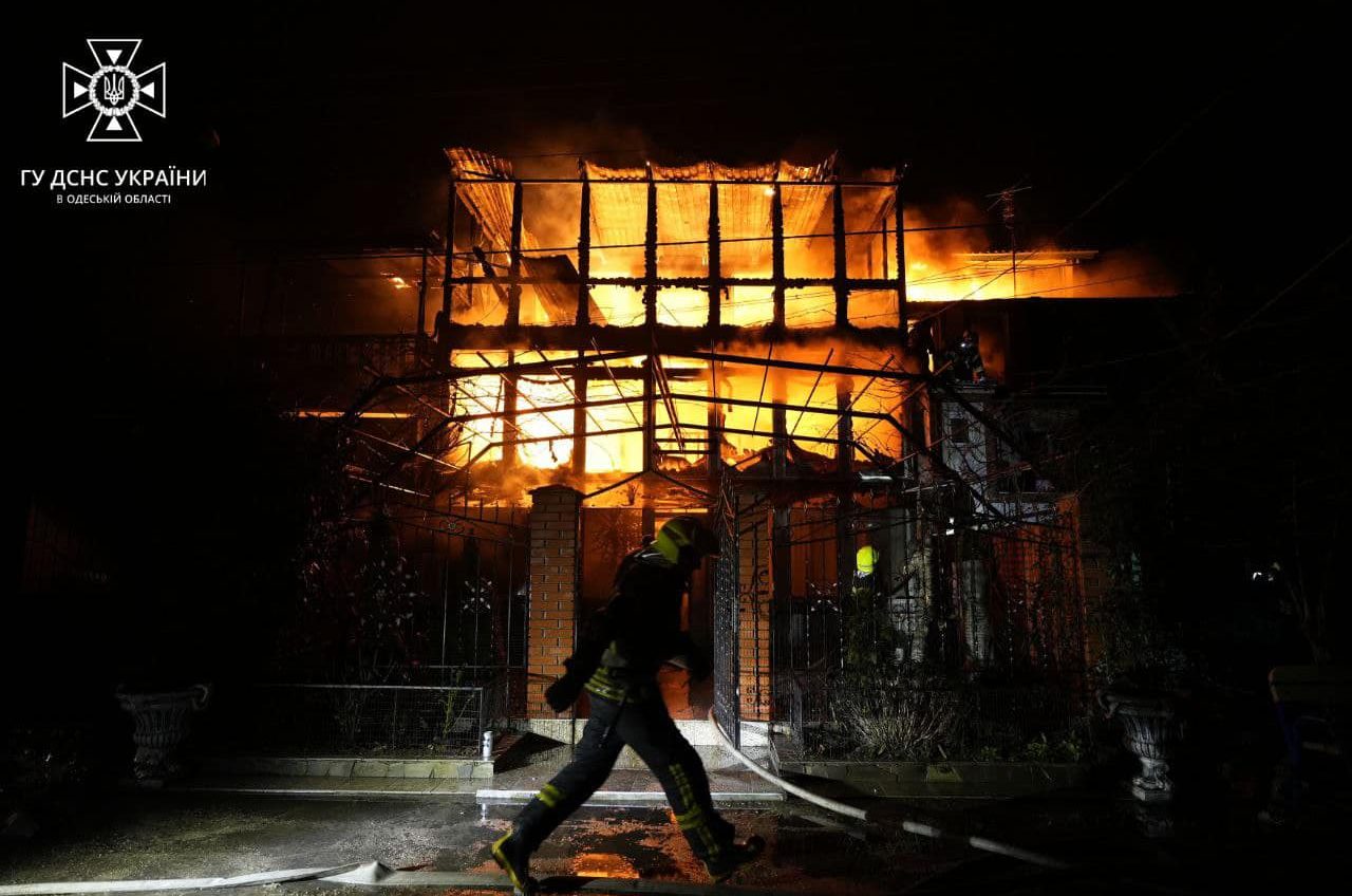 Масштабна пожежа під Одесою: палали приватні будинки і гаражі (фото) «фото»