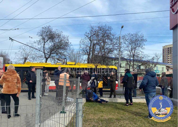 ДТП на Грушевського: автівка наїхала на чоловіка та його 4-річного сина (фото) «фото»