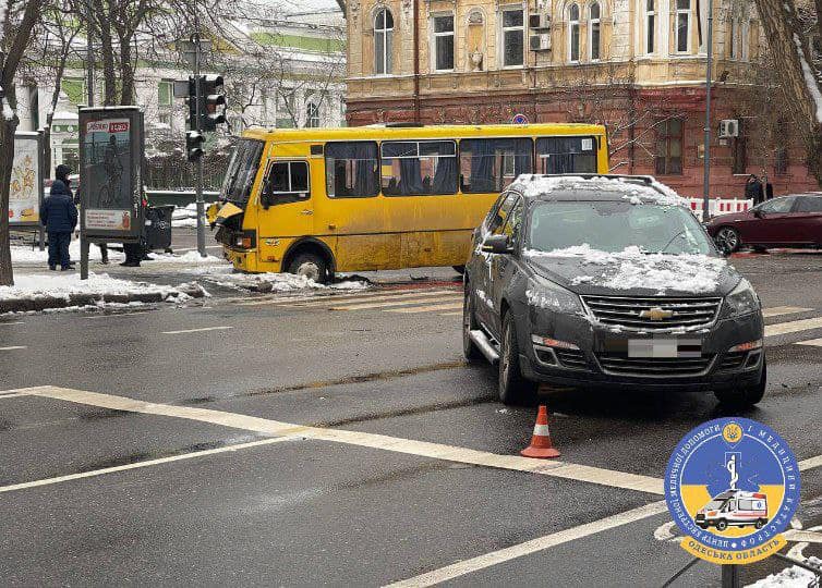 В Одесі зіткнулися авто та маршрутка: постраждалих людей госпіталізували (фото) «фото»
