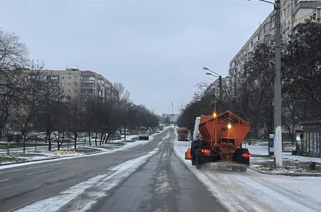 Негода в Одесі: комунальники обробляють проїжджу частину реагентами (фото) «фото»