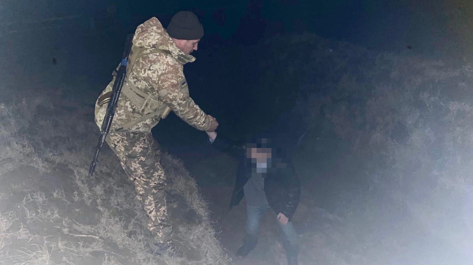 На півдні Одещини порушник кордону впав у рів та був змушений кликати прикордонників (фото) «фото»