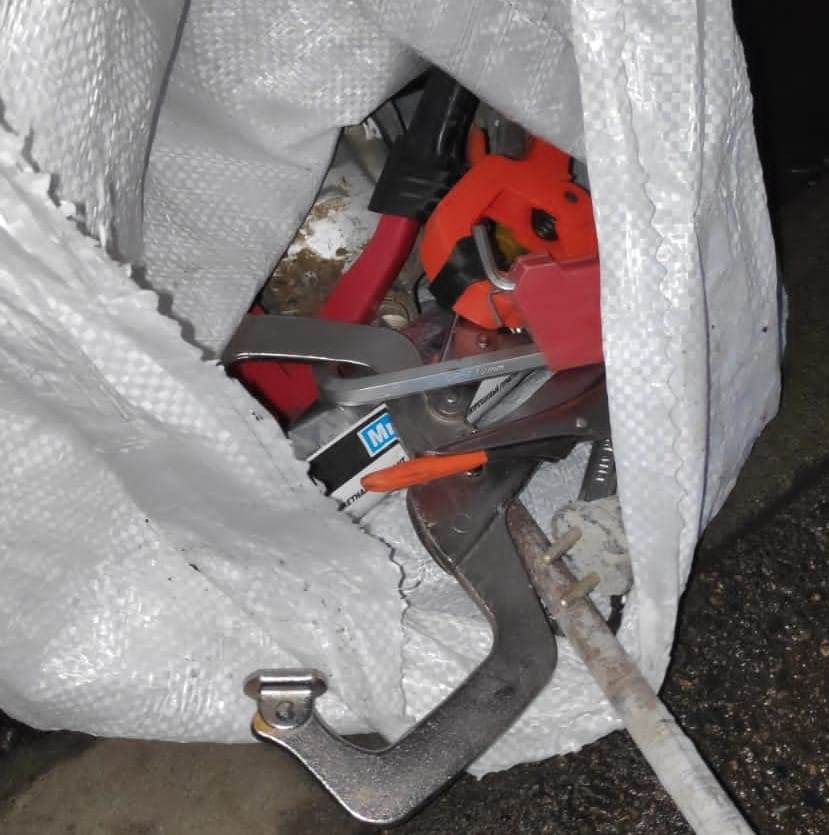 Поліція затримала чоловіків, які крали інструменти з будівництва на Таїрова (фото) «фото»