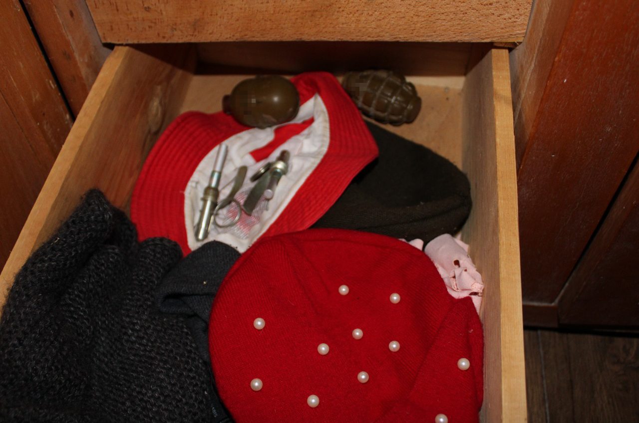 На Одещині жінка ховала гранати у полиці з шапками (фото) «фото»