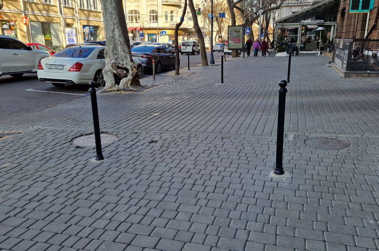 Центр міста та Аркадія: на 5 вулицях Одеси встановили антипаркувальні стовпчики (фото) «фото»