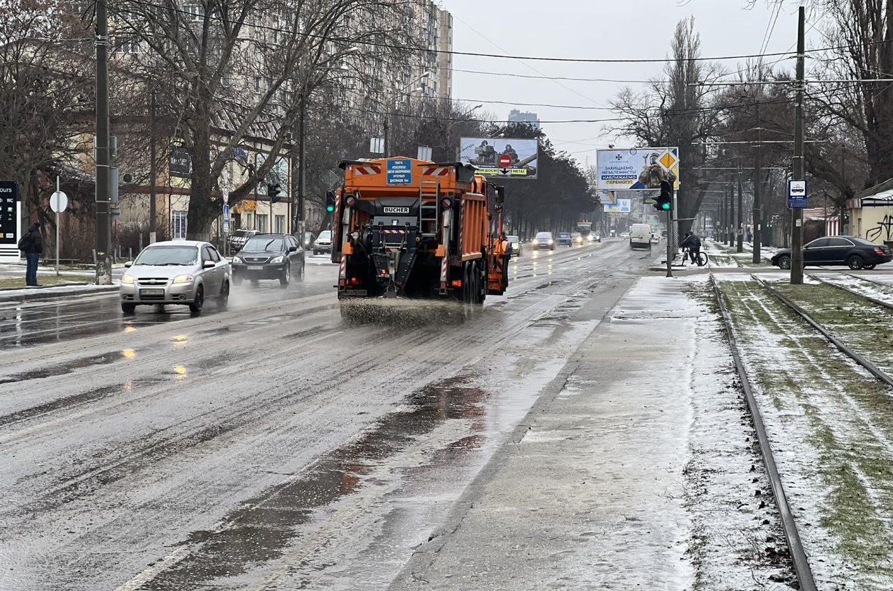 Через снігопад на дороги Одеси вивели спецтехніку (фото) «фото»