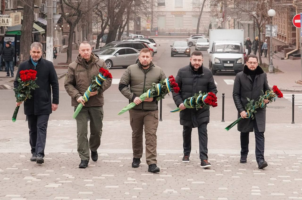 В Одесі з нагоди Дня Соборності України поклали квіти до пам’ятника Тарасу Шевченку (фото) «фото»