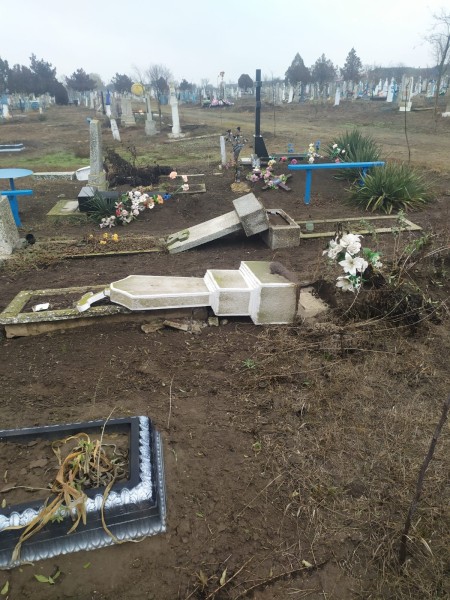 На Одещині чоловік пошкодив на сільському цвинтарі 92 надгробки – трощив кілька днів «фото»