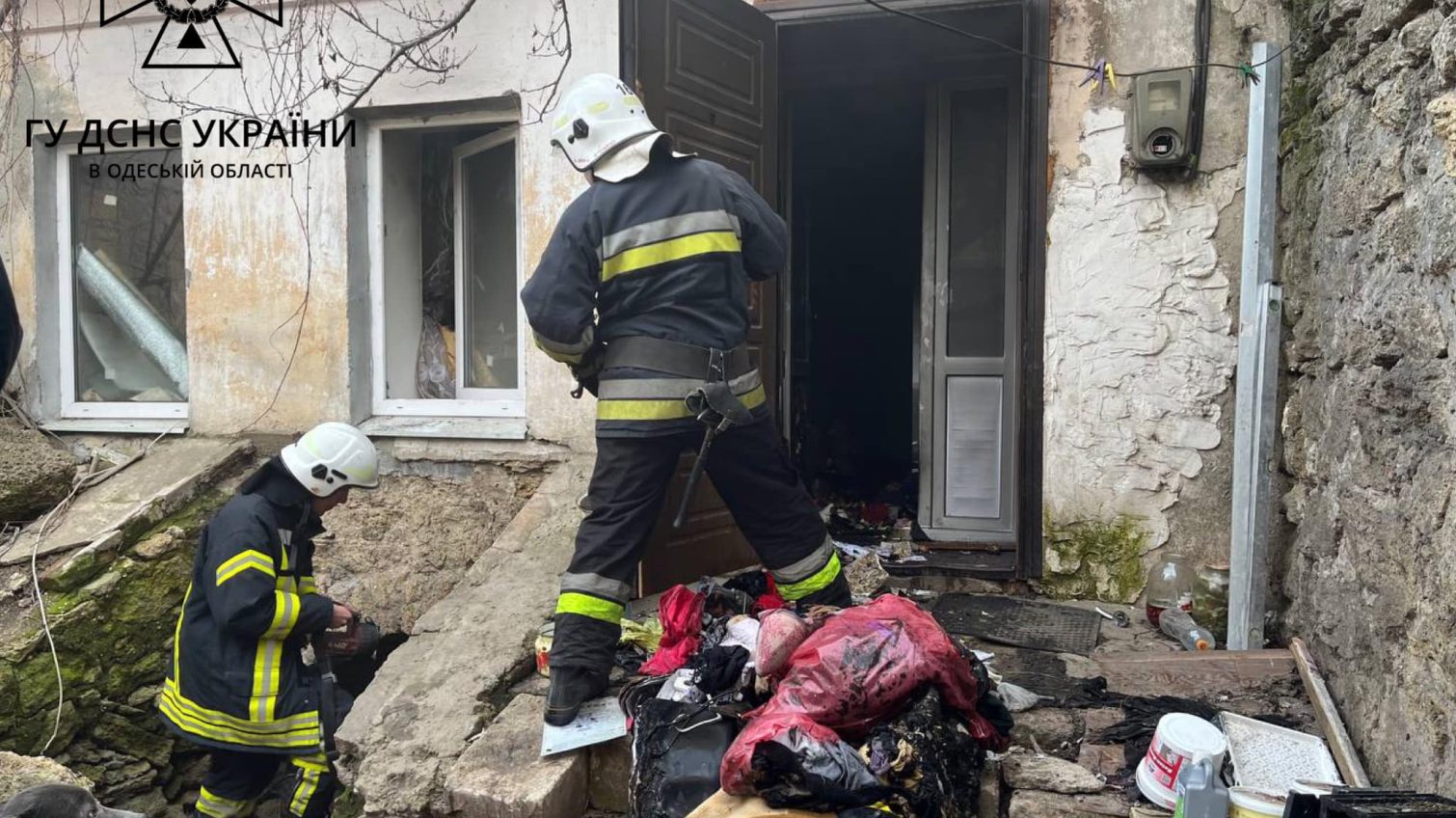 У Білгород-Дністровському горів будинок – врятували чоловіка (фото) «фото»