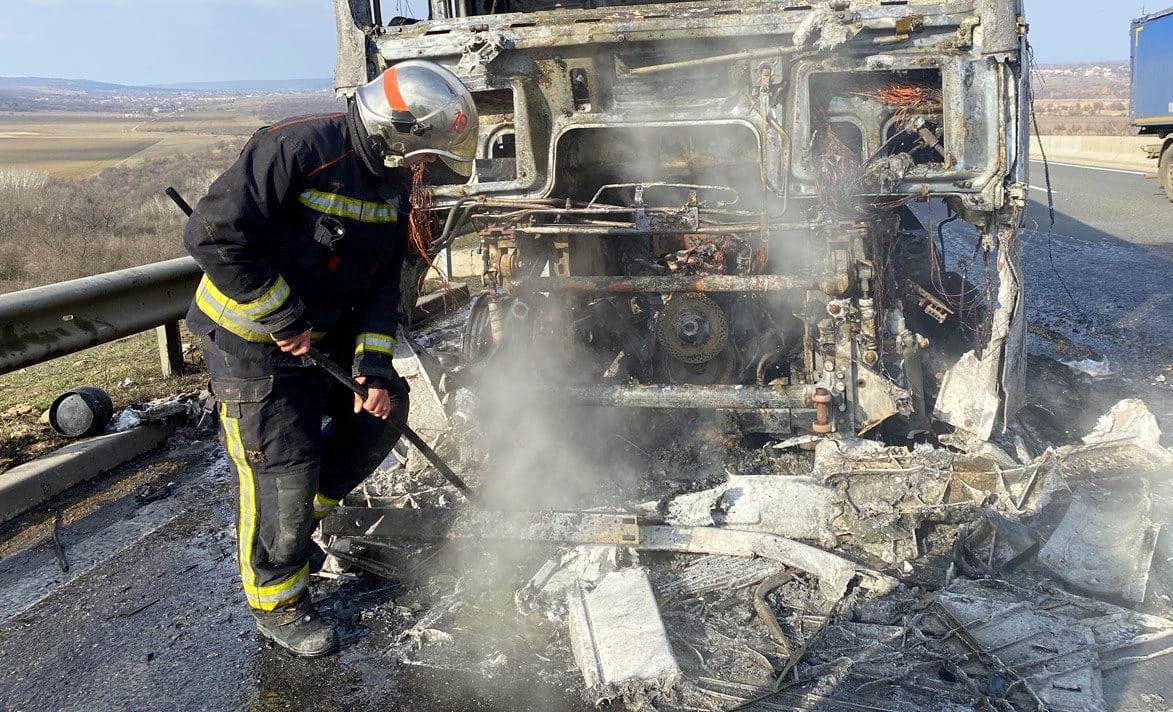 На трасі Київ — Одеса спалахнула вантажівка (фото) «фото»