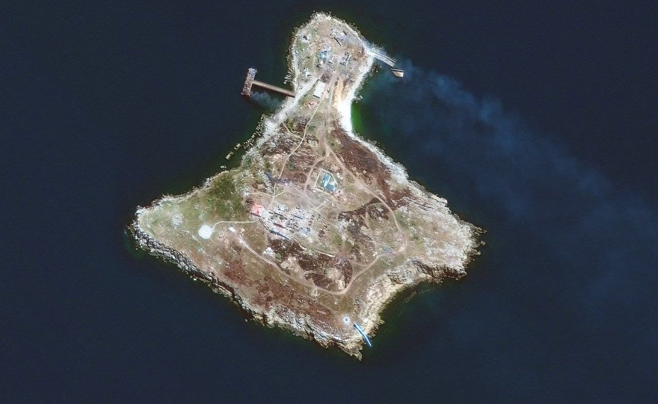 Вночі на острів Зміїний росіяни скинули авіабомби «фото»