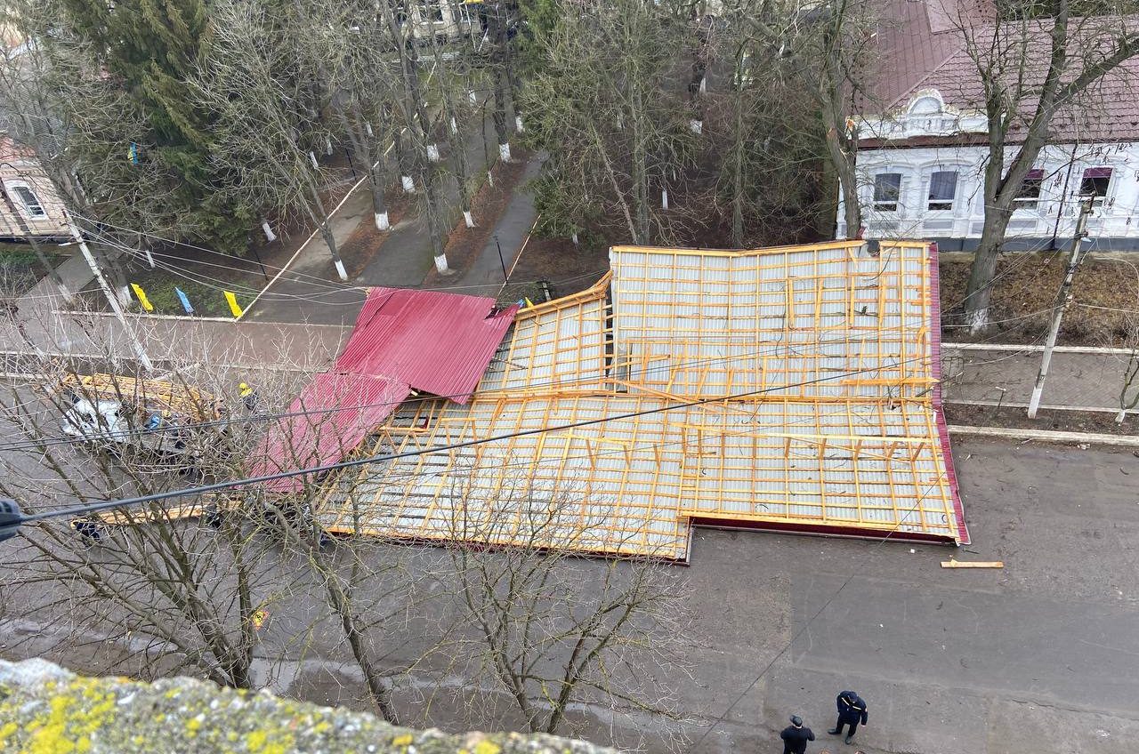 Наслідки негоди: в Ананьєві зірвало дах школи, в Одесі дерева впали на авто (фото) «фото»