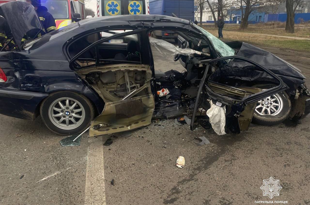 Аварія на в’їзді до Одеси: автівка вщент (фото) «фото»