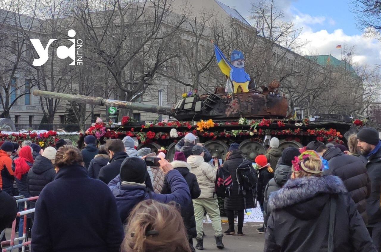 У Берліні біля посольства рф розбитий танк окупантів – пройшла акція протесту (фото, відео) «фото»