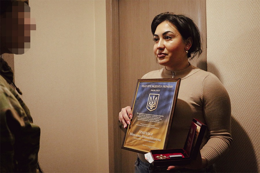 Взяв вогонь на себе: на Одещині дружині загиблого гвардійця вручили державну нагороду (фото) «фото»