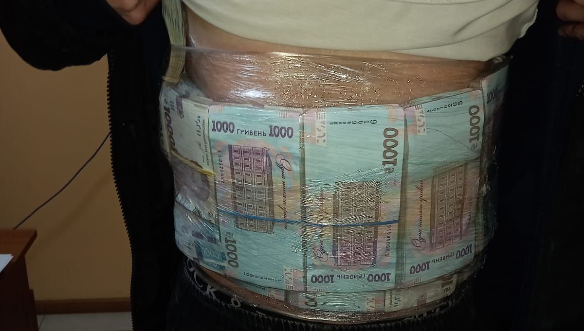 На Одещині у пункті пропуску до Румунії у пасажира знайшли «пояс» з готівки на 2,2 млн грн (фото) «фото»