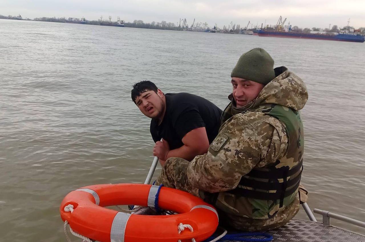 На Дунаї перекинувся румунський човен: прикордонники врятували кермувальника «фото»