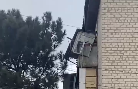 У Білгороді-Дністровському вітер зірвав балкон з будинку (відео) «фото»