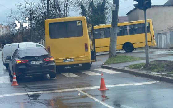 На Архітекторській маршрутка потрапила у ДТП (фото) «фото»