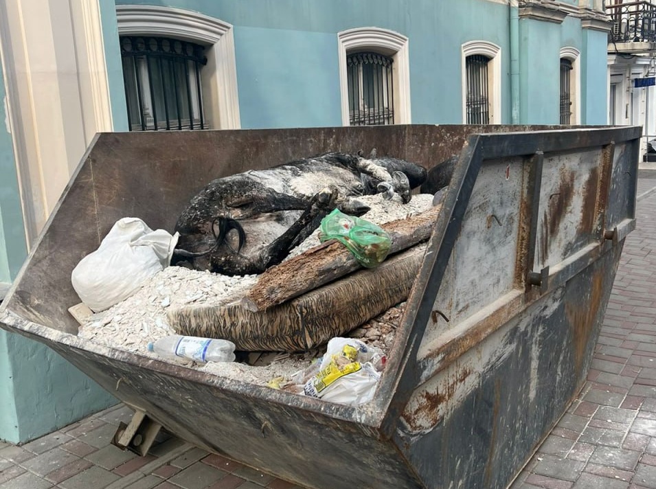 «Труп» корови біля музею Одеси виявився опудалом «фото»
