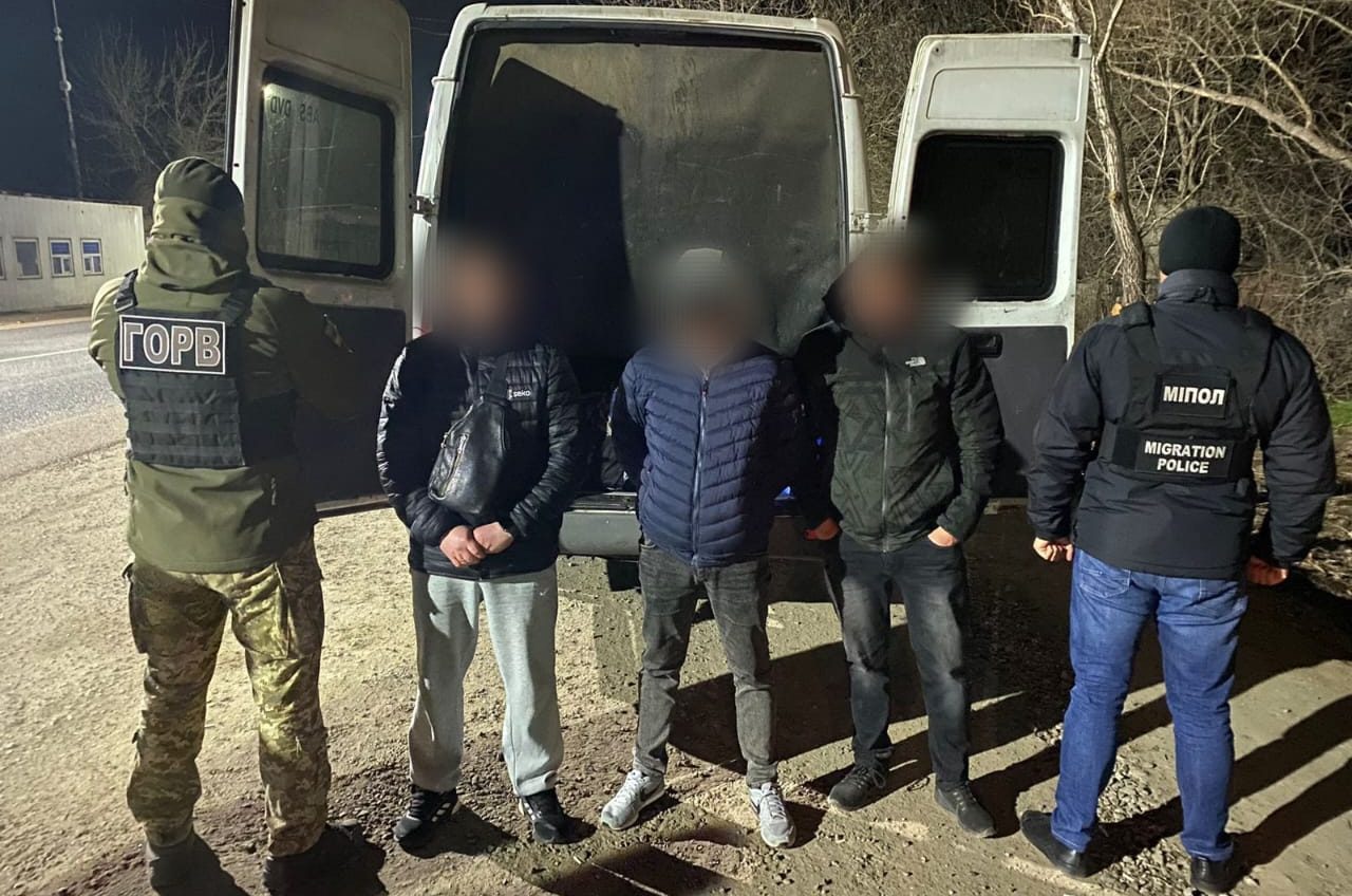 Ухилянти намагались виїхати з Одещини за кордон у багажнику авто (фото, відео) «фото»