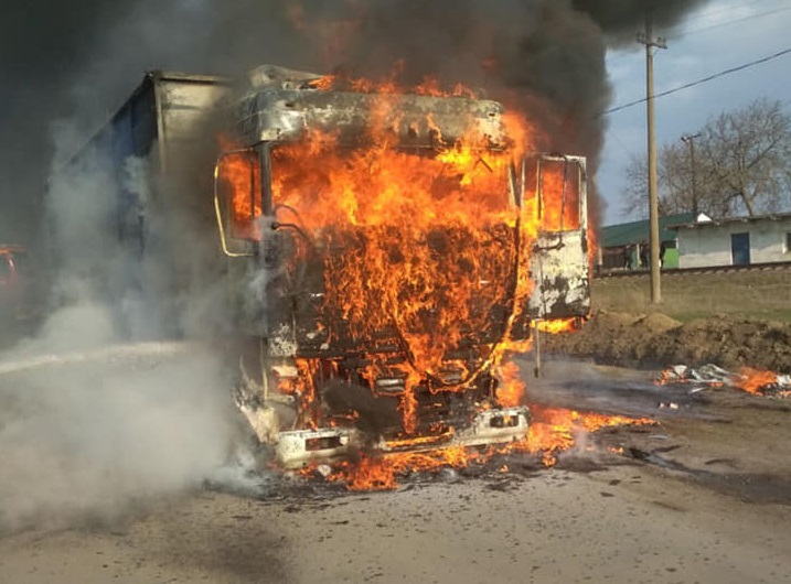 Як смолоскип: на Одещині спалахнула вантажівка (фото) «фото»