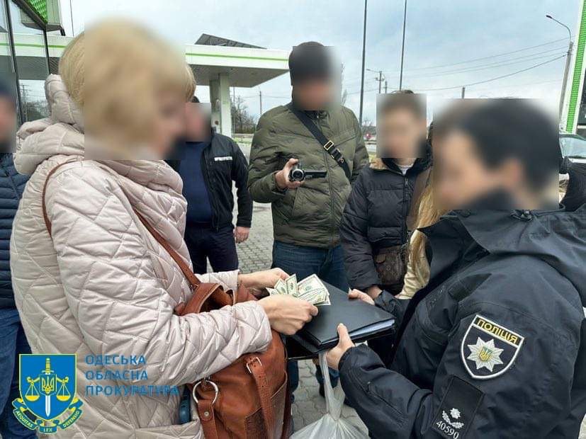 В Одесі двох чиновників Регістру судноплавства затримали на хабарі – 1700 та 1000 доларів (фото) «фото»