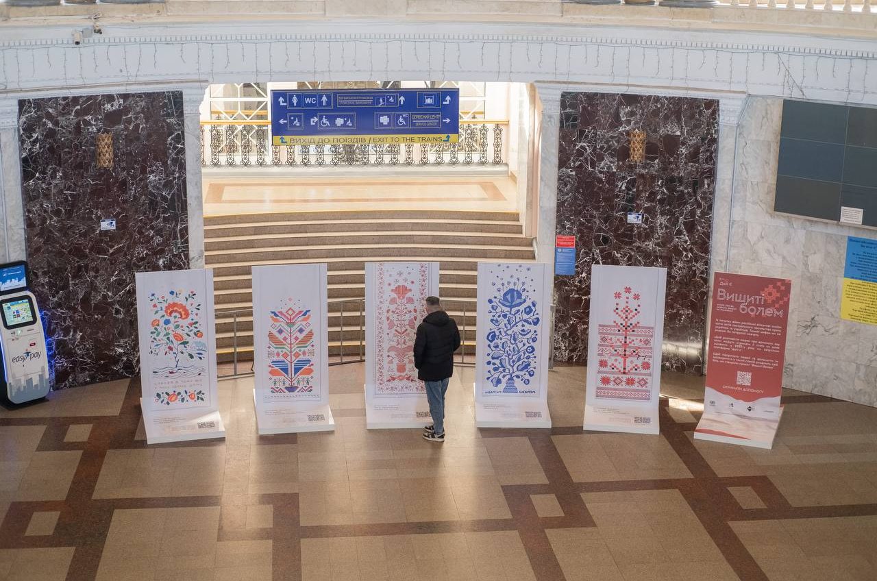 «Вишиті болем»: на Одеському вокзалі відкрили виставку про насильство під час війни (фото) «фото»