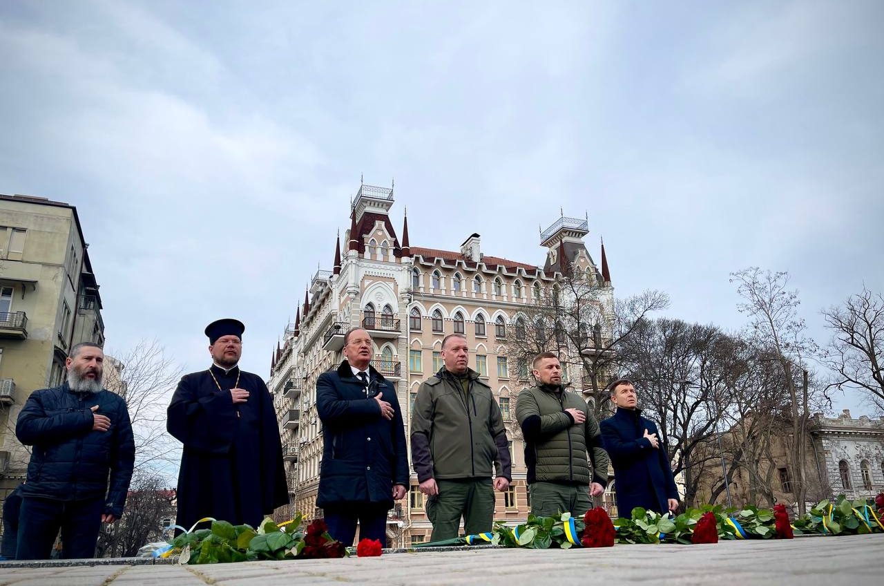 «Борітеся — поборете»: в Одесі поклали квіти до пам‘ятника Шевченка (фото) «фото»