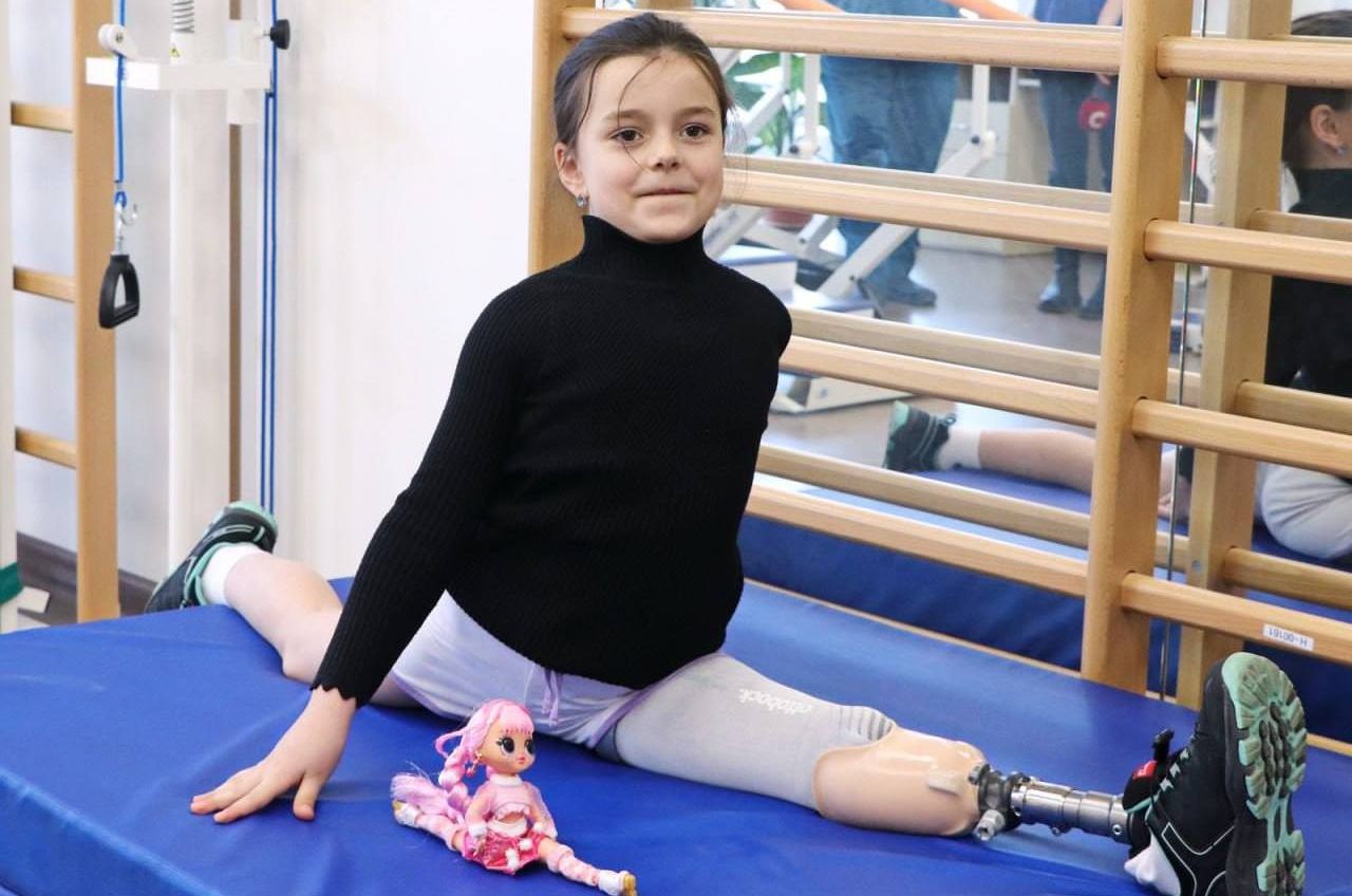 Дівчинка з Затоки, яка втратила ногу від обстрілу росіян, отримала протез (фото) «фото»