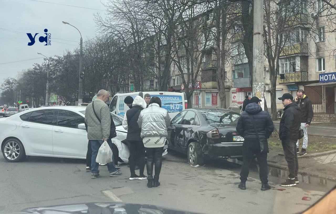 В Одесі автівка врізалася у припарковану машину «фото»