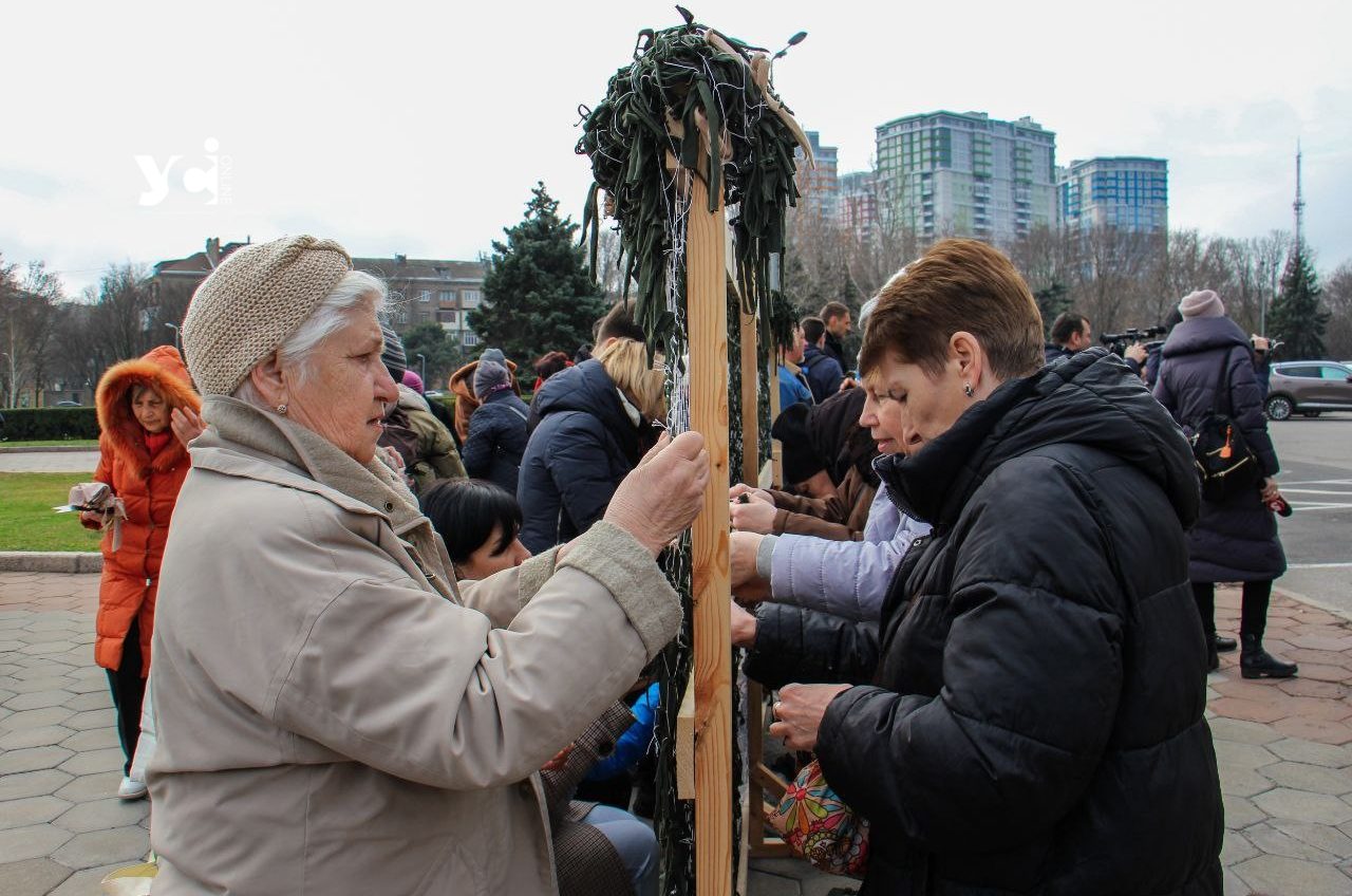 Одеські волонтери плетуть сітки на вулиці під ОДА (фото) «фото»