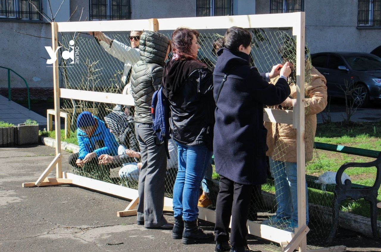 В Одесі волонтери, лишившись приміщення, плетуть сітки на вулиці (фото) «фото»