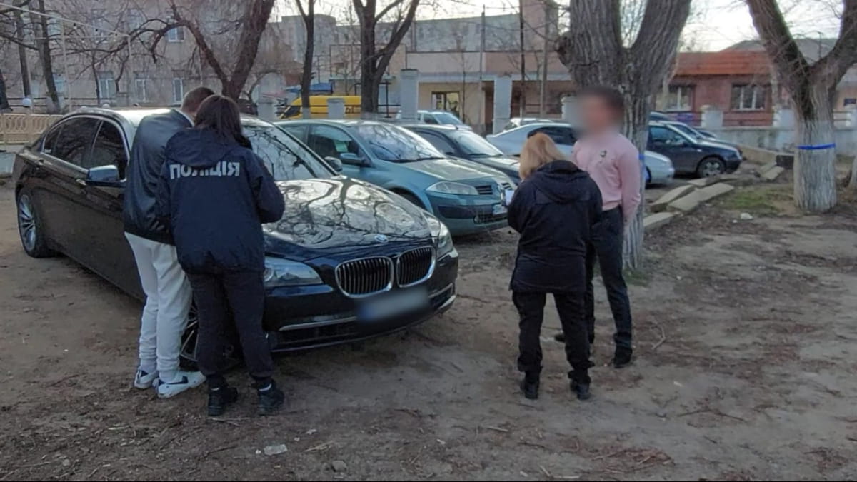 Небезпечна розвага на весіллі: мешканець Одещини заплатить штраф за постріли з авто  «фото»