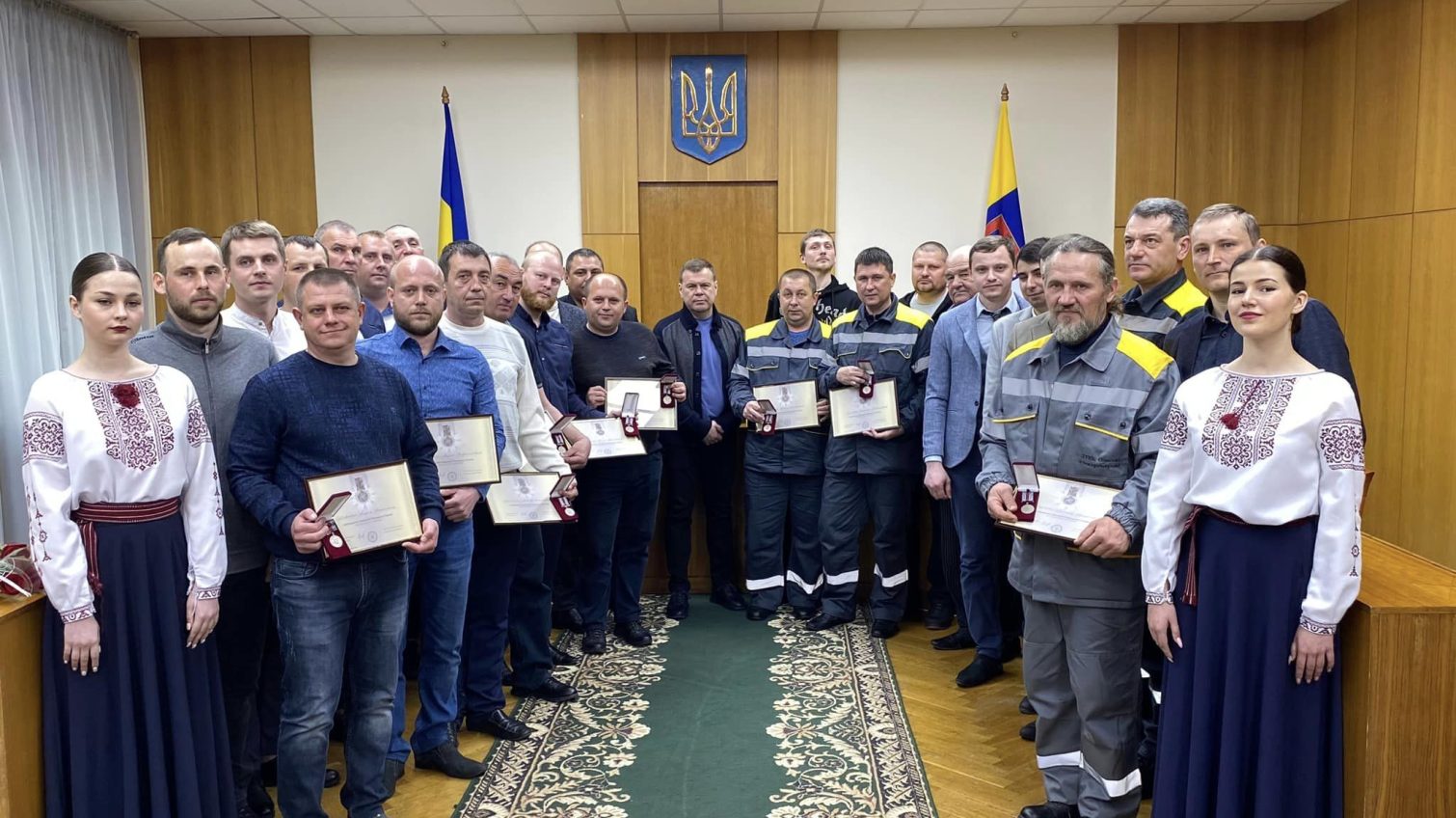 В Одесі нагородили відзнакою президента ремонтників, які відновлювали місто після обстрілів ворога (фото) «фото»